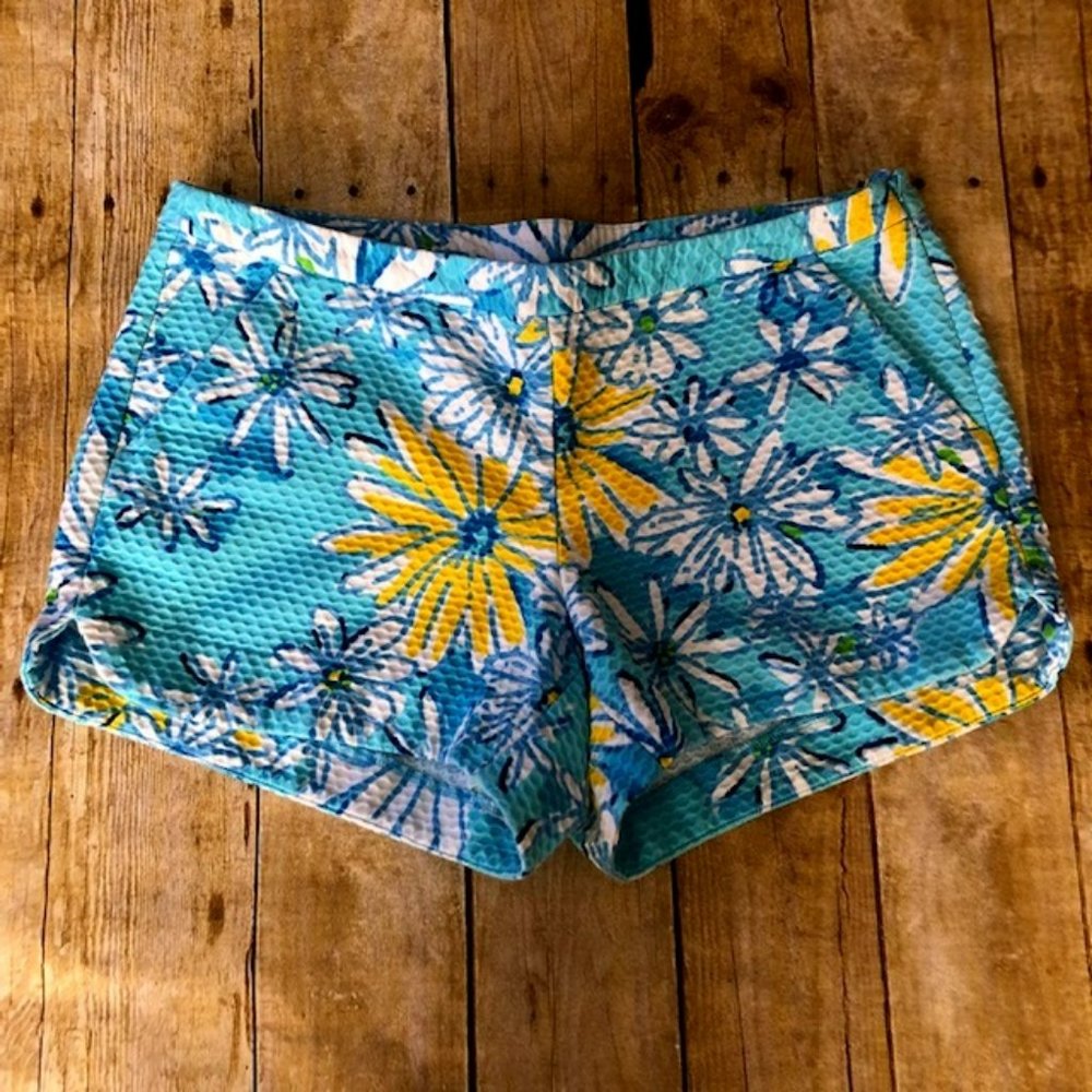 LILLY PULITZER ADIE BLUE/YELLOW/WHITE DAISY SHORT SIZE 6